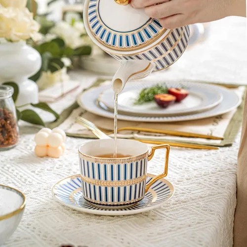 Vista 4 de Juegos de tazas de café de cerámica y platillos, Servicio de tazas de té de porcelana de hueso azul y dorado británico para 4, Caja de regalo, juego