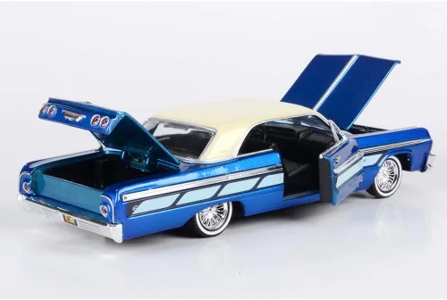 Vista 3 de Motormax 1964 Chevrolet Impala Lowrider Hard Top Azul Caramelo Metálico con Tapa Crema de la Serie Get Low Modelo de Coche Fundido a Escala 1/24