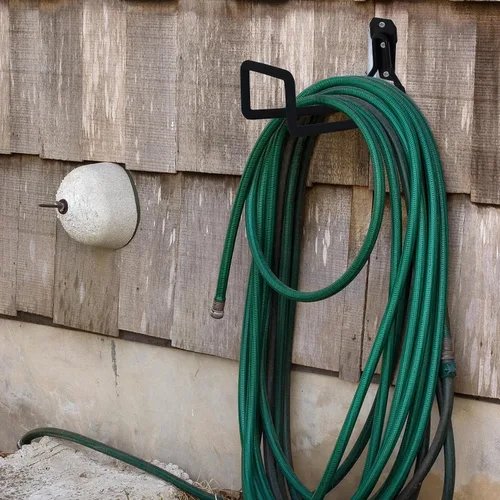 Vista 6 de Paquete de 2 soportes de pared para manguera de jardín, colgador de metal con revestimiento protector, gancho de agua para patio exterior, se adapta