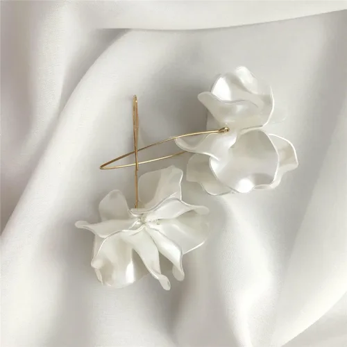 Vista 4 de D.Rosse Aretes bohemios de resina con pétalos de rosa, aretes largos de acrílico escalonados, aretes de borla floral exagerados para mujeres y niñas