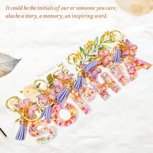 Vista 4 de SIGZKK Llavero con letra inicial de mariposa morada con borla para niñas y mujeres, llavero de corazón para mochila, cartera escolar, bolso