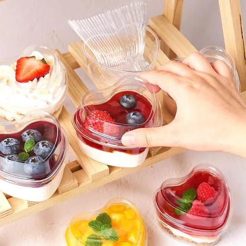 Vista 7 de TOFLEN Vasos de postre en forma de corazón de 5 onzas con tapas y cucharas, 300 unidades, sirve 100 unidades, mini vasos de plástico para postres