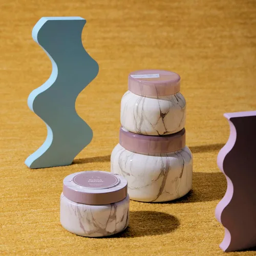 Vista 6 de Capri Blue Velas de Viaje en Lata con Estampado de Mármol Moderno - Velas Decorativas de Lujo Perfumadas para el Hogar - Mezcla de Cera de Soja