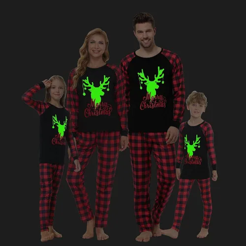 Vista 2 de YIJIU Pijamas de Navidad con estampado de ciervos y tótem de manga larga