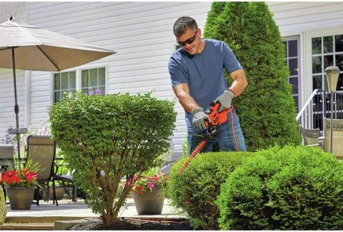 Vista 2 de BLACK+DECKER Cortasetos eléctrico, 17 pulgadas (BEHT150)