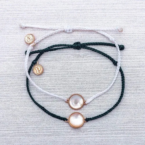 Vista 3 de Pura Vida Pulsera de nácar de oro rosa - Encanto plateado, banda impermeable ajustable
