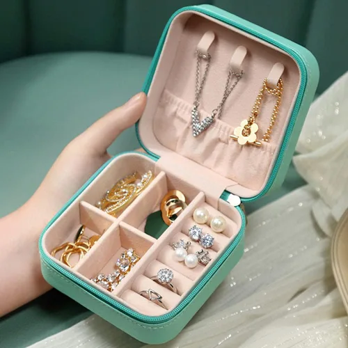 Vista 4 de FOME Joyero pequeño, organizador portátil de piel sintética, mini estuche de almacenamiento de joyas de viaje para anillos, aretes, collares