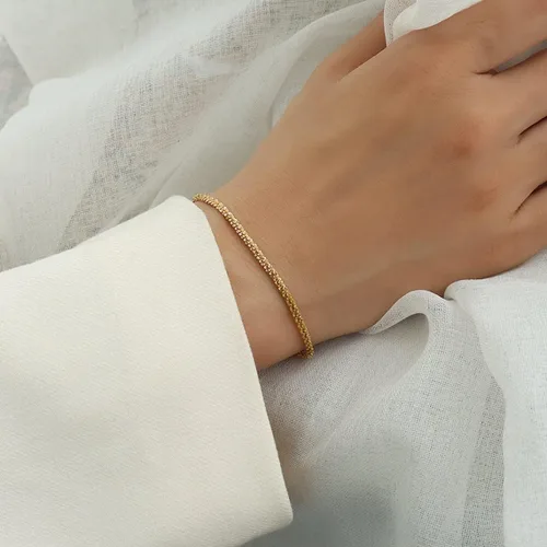 Vista 3 de Pulsera delicada de oro para mujer, chapada en oro de 14 quilates, ligera, con diseño de espiga de espiga trenzada, pulsera de malla, dije