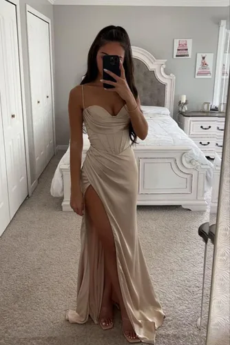 Vista 6 de AKHOKA Vestidos de graduación de satén con abertura halter para mujer, vestido largo de dama de honor, vestido formal fruncido para fiesta de noche