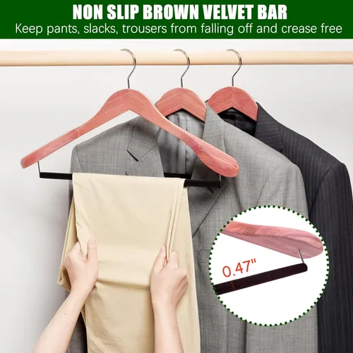 Vista 4 de Amber Home Paquete de 5 perchas de cedro para trajes con hombro extra ancho, perchas de madera para abrigos y chaquetas, perchas de cedro natural