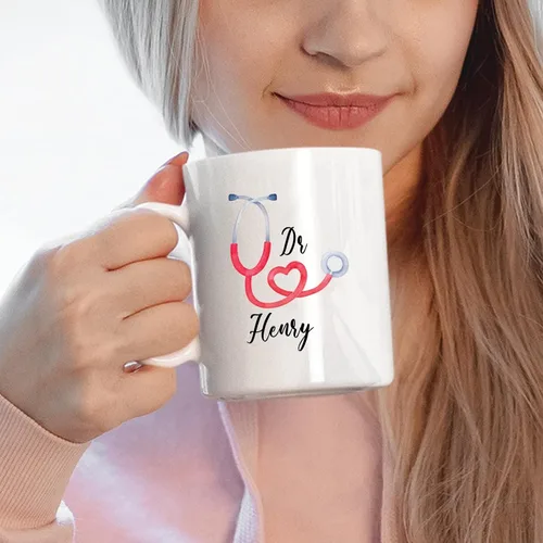 Vista 4 de Taza de café personalizada con nombre "A Truly Great Doctor Is Hard To Find And To Forget", taza de té con estetoscopio, taza de cerámica
