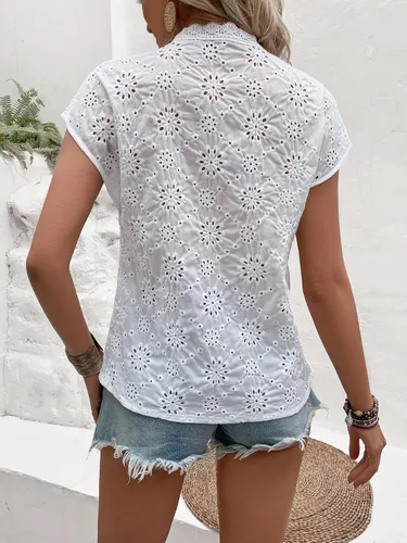 Vista 2 de MakeMeChic Blusa de manga corta con cuello en V y ojales bordados para mujer