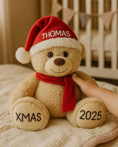 Vista 5 de Oso de Navidad Personalizado 2025 – Osito de Peluche Beige Personalizado de 8.5 pulgadas con Sombrero y Bufanda – Lindo Oso Navideño con Tu Nombre