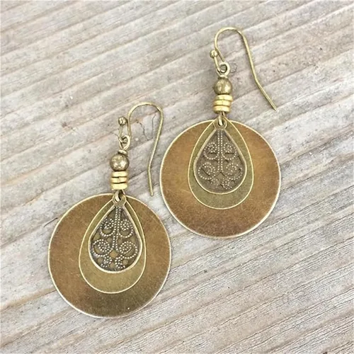 Vista 4 de Aretes bohemios, bohemios, hechos a mano, joyería étnica antigua, aretes de aro tallados vintage en espiral para mujer, disco marrón étnico redondo