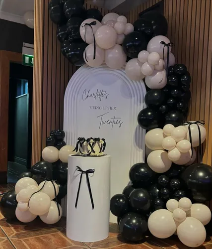 Vista 5 de Kit de 153 globos negros y blancos arena, guirnalda en forma de arco, globos de diferentes tamaños de 18, 12, 10 y 5 pulgadas, confeti negro, crema