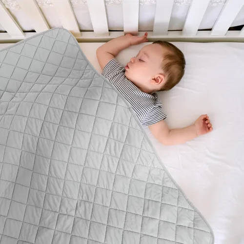 Vista 4 de Biloban Edredón para niños pequeños y manta para cuna, súper suave acolchado y ligero, edredón alternativo de plumón, 39 x 47 pulgadas, color gris