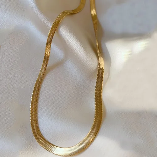 Vista 4 de Collar de cadena de serpiente chapada en oro de 14 quilates, collar de espiga para mujer, collar de cadena plana relleno de oro para mujeres