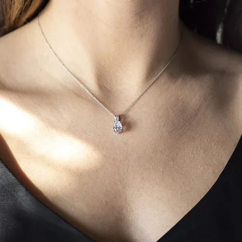 Vista 3 de ERAA Jewel Colgante Island Girl de 4.00 quilates, corte brillante de pera, piedra de moissanita incolora, plata de ley 925, colgantes para mujer