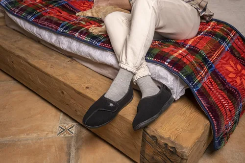 Vista 6 de Pantuflas anchas de espuma viscoelástica 80-D con cierre ajustable para hombre, cómodas y cálidas, de forro polar, artritis, edema, cierre