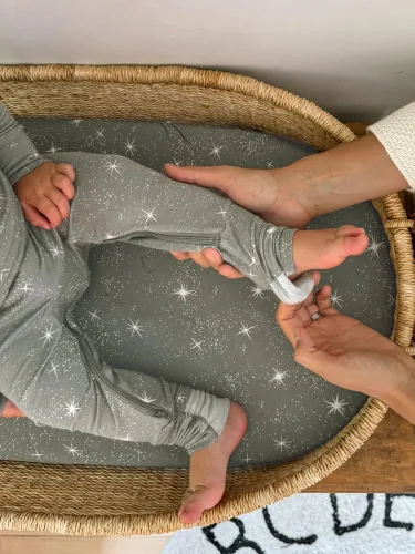 Vista 33 de GUNAMUNA Pijama unisex convertible ultrasuave para bebé, mameluco con cremallera para pañales, recién nacido a 24 meses