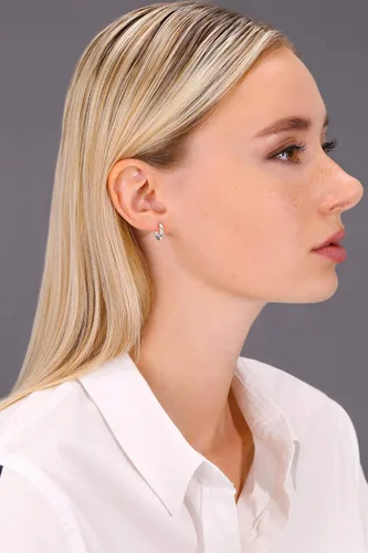 Vista 2 de Aretes redondos clásicos de oro blanco de 14K sin extremos