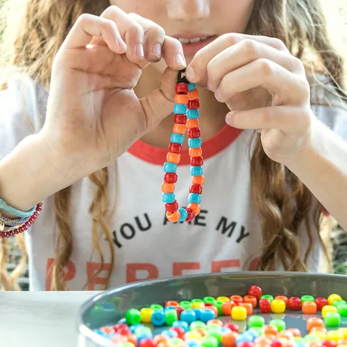 Vista 4 de Más de 1000 cuentas multicolor neón de 9 x 6 pulgadas, cuentas brillantes para manualidades, pulseras y proyectos de arte creativo para 4 años
