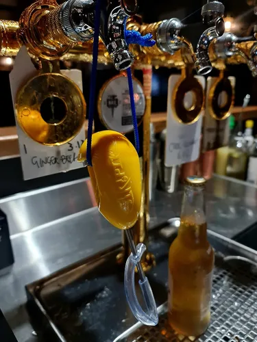 Vista 7 de Ice Pick - Estaca de acero inoxidable con cubierta protectora sin BPA. Agarre de plástico y abridor de botellas. (canario)