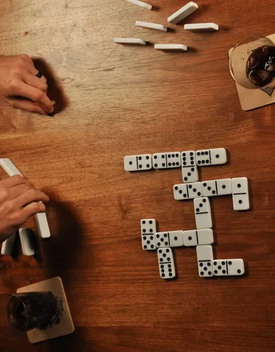 Vista 9 de ACE Double Six Dominoes en estuche de lata, color blanco