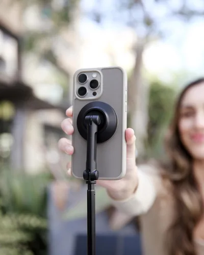 Vista 8 de KraftGeek Trípode magnético para teléfono con palo selfie automático de 66'' para iPhone MagSafe – con control remoto, trípode portátil para Negro