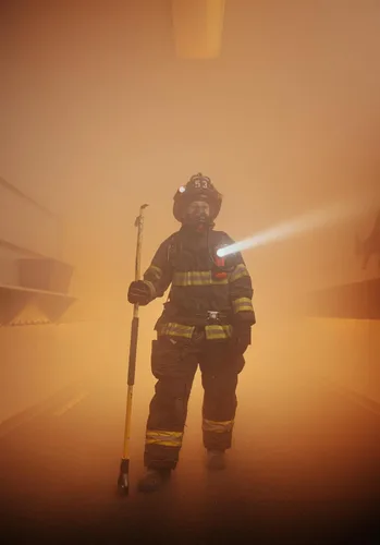 Vista 9 de Streamlight 90950 Survivor X Linterna de bombero en ángulo recto de 250 lúmenes con tres (3) pilas alcalinas AA, naranja Linterna de bomberos