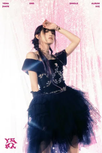 Vista 4 de Choi Yena 2º Álbum Individual Versión POCA Photostand+Tarjeta QR+Tarjeta Fotos+Pegatina+Guía del usuario+Seguimiento Sellado (Versión ODIO)