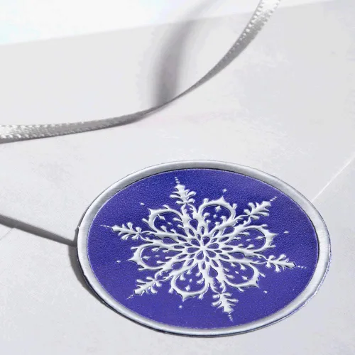 Vista 2 de PaperDirect Sellos de lámina de copo de nieve en relieve azul, calcomanías autoadhesivas para tarjetas, regalos, manualidades y correos
