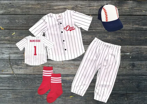 Vista 2 de Conjunto de uniforme de béisbol personalizado para primer cumpleaños, color azul marino con pantalones de jersey a rayas