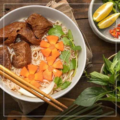 Vista 5 de Vi Huong - Fideos instantáneos Pho - Paquete de 12, cuencos de 2.47 onzas, variedad de pollo y carne de res, receta auténtica de sopa Pho, lista
