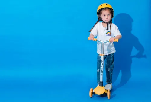 Vista 7 de Yvolution Y Glider Air Scooter for Kids, 3 Wheel Scooter for Toddlers 4 Adjustable Height Glider with Kick Scooters, Lean to Steer with LED Flashing