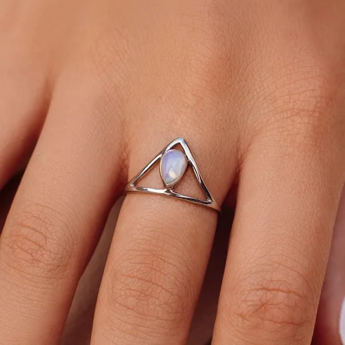 Vista 2 de Pura Vida Anillo de plata con piedra de cheurón Anillo hecho a mano con piedra lunar sintética, base de latón con chapado en rodio Anillos