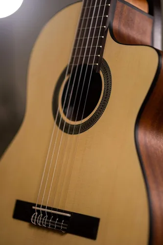 Vista 12 de Cordoba C1M-CE - Guitarra clásica electroacústica con cuerdas de nailon, Serie Protégé, Natural