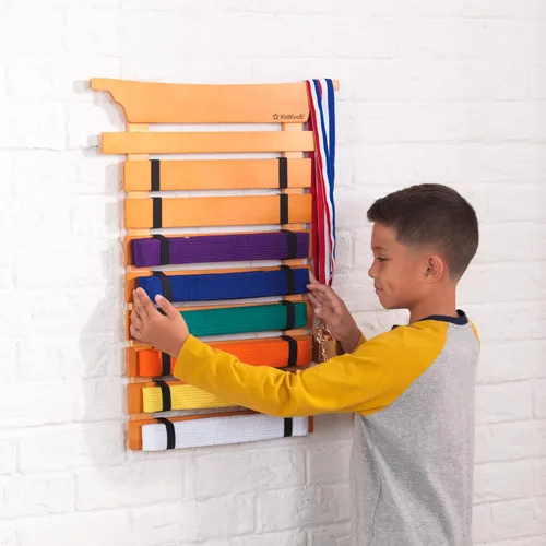 Vista 2 de KidKraft Soporte de cinturón de artes marciales, Natural