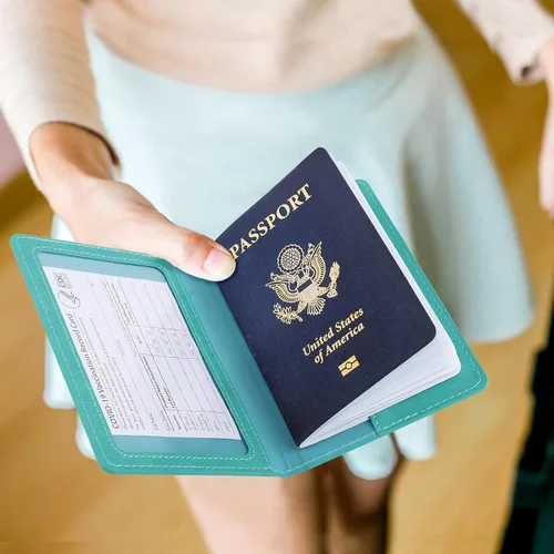 Vista 2 de labato - Cartera de piel sintética para pasaporte con tarjetero de vacuna, Mint