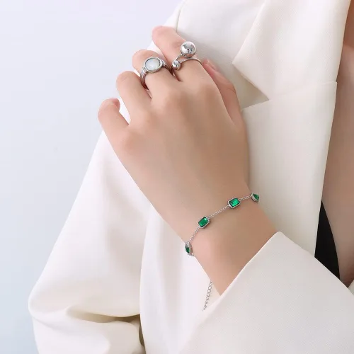 Vista 5 de Pulsera de oro de 14 quilates con cinco esmeraldas de corte cuadrado, diseño de pulsera ajustable para cualquier muñeca, regalo elegante para ella
