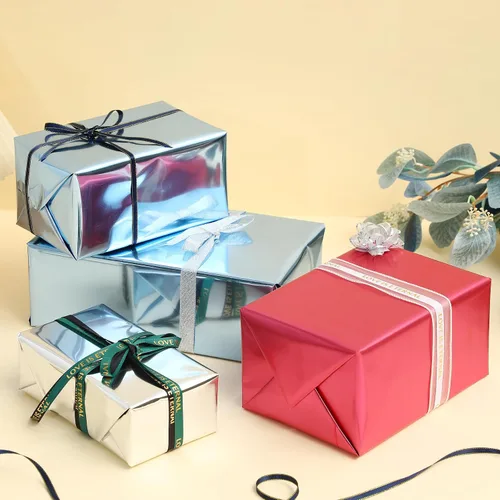 Vista 4 de Rollo de papel de envoltura de regalo de película metálica roja de color liso, para bodas, cumpleaños, Navidad, Día de la Madre, Año Nuevo, baby