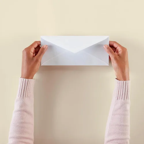 Vista 5 de Amazon Basics Sobres de cartas de negocios #10 con sello engomado, paquete de 500, sin tinte