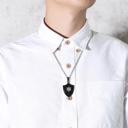 Vista 4 de LiFashion LF - Collar con colgante de acero inoxidable personalizado ICE SOS para hombre, grabado gratuito para hombre, de alerta médica, escudo