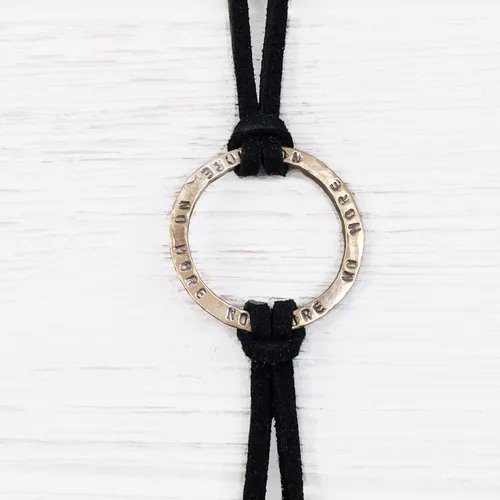 Vista 2 de Pulsera reversible con diseño de círculo infinito de bronce peruano, cordón ajustable de piel de ante sintético negro, pulsera de apoyo de la amistad