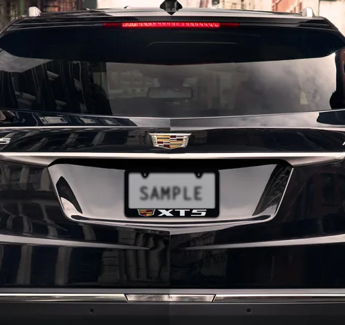 Vista 3 de Cadillac XT5 - Marco de matrícula de zinc con acabado negro (2 agujeros)