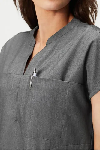 Vista 4 de Fabletics Camiseta médica Evolve de 3 bolsillos para mujer con un ajuste de gran tamaño, MotionTech, elástica en 4 direcciones, resistente a