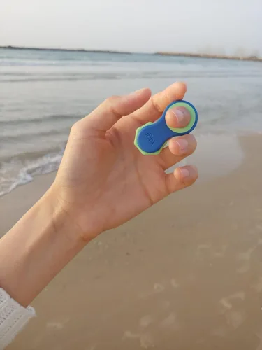 Vista 2 de Yogi Fidget Toy para adultos y niños – Juguete sensorial para aliviar el estrés con 5 anillos de silicona para los dedos – Fidget silencioso