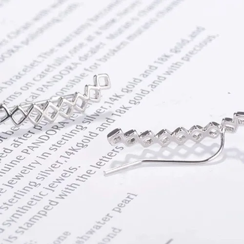 Vista 4 de Aretes minimalistas de plata de ley con rombos conectados geométricos para mujer, hipoalergénicos