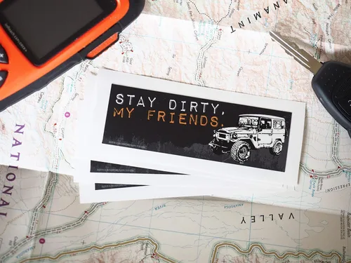 Vista 4 de Adhesivo de vinilo para parachoques Stay Dirty My Friends Offroad para KTM, BMW GS, Land Cruiser FJ40, 4x4, 4WD Para motociclistas y Overlanders