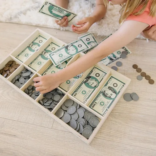 Vista 2 de Melissa & Doug - Juego de dinero educativo con billetes de papel y monedas de plástico (50 de cada denominación) y cajón de efectivo de madera